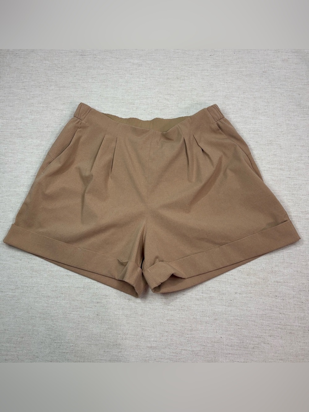 Lululemon Women’s Pleated Shorts - Tan roll cuffs pockets